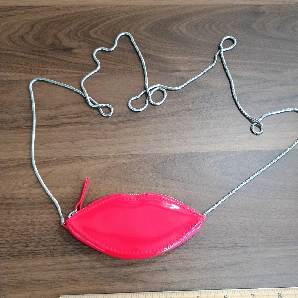 Lip-Shaped Pink Bag With Silver Chain